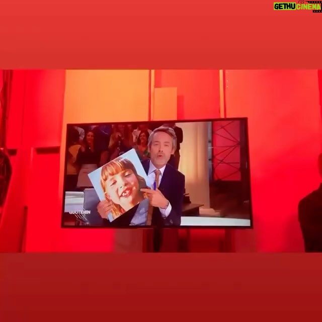 Angèle Instagram - Joyeux anniversaire Brol 🩵 Aux 12 chansons qui ont changé ma vie, composées dans ma chambre d’ado à Bruxelles, dans un sous sol avec des cafards à Paris, ou encore dans les Thalys.
Merci à vous pour votre soutien depuis ces 5 précieuses années 🎶🎶