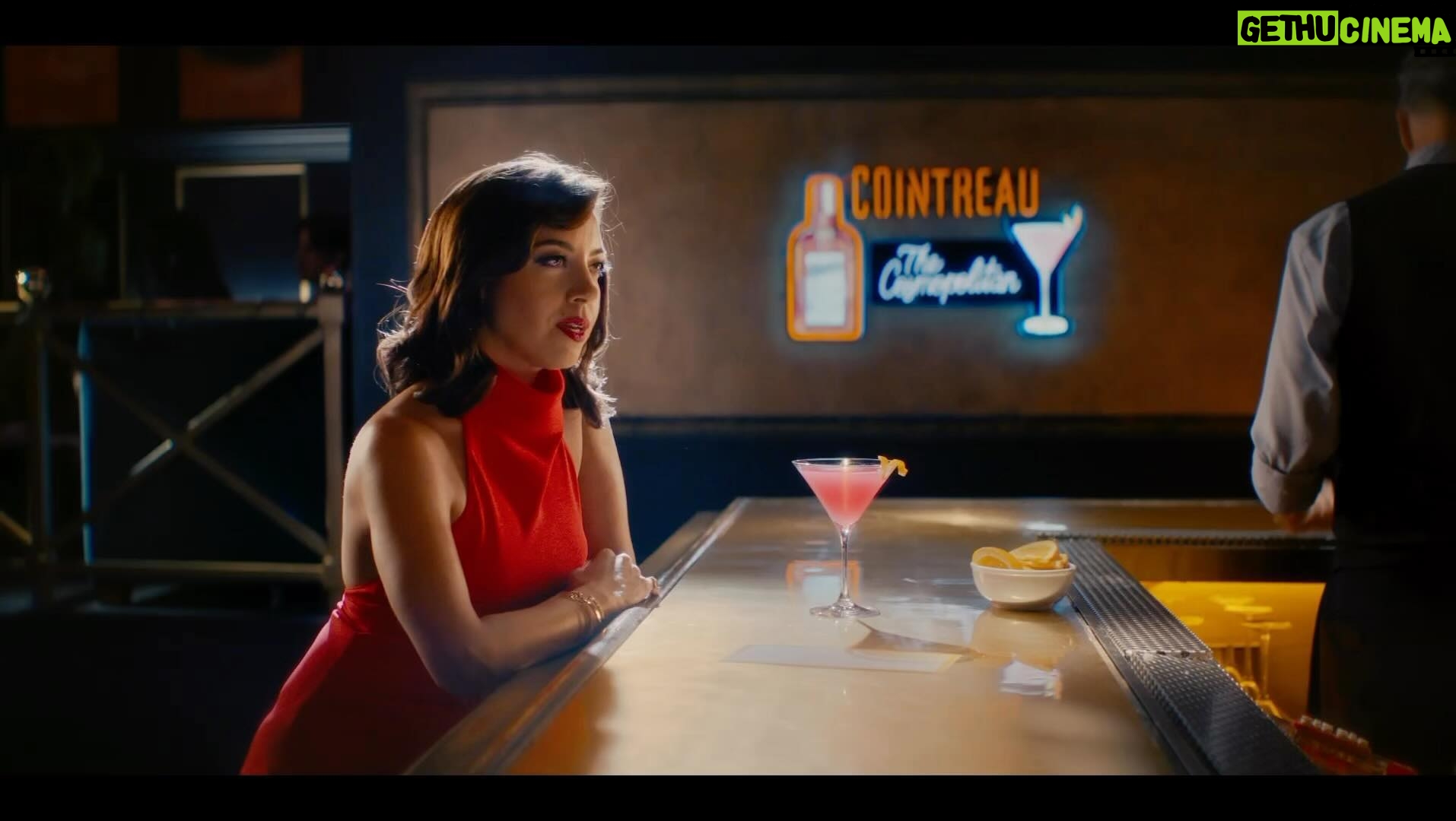 Aubrey Plaza Instagram - Do you know what makes The Cosmopolitan so… cosmopolitan?
I finally got to the bottom of it, thanks to my friends at @Cointreau_US and new buddy, T-Bone. Just make sure to #KeepItCosmo this holiday season ✨ #ad21