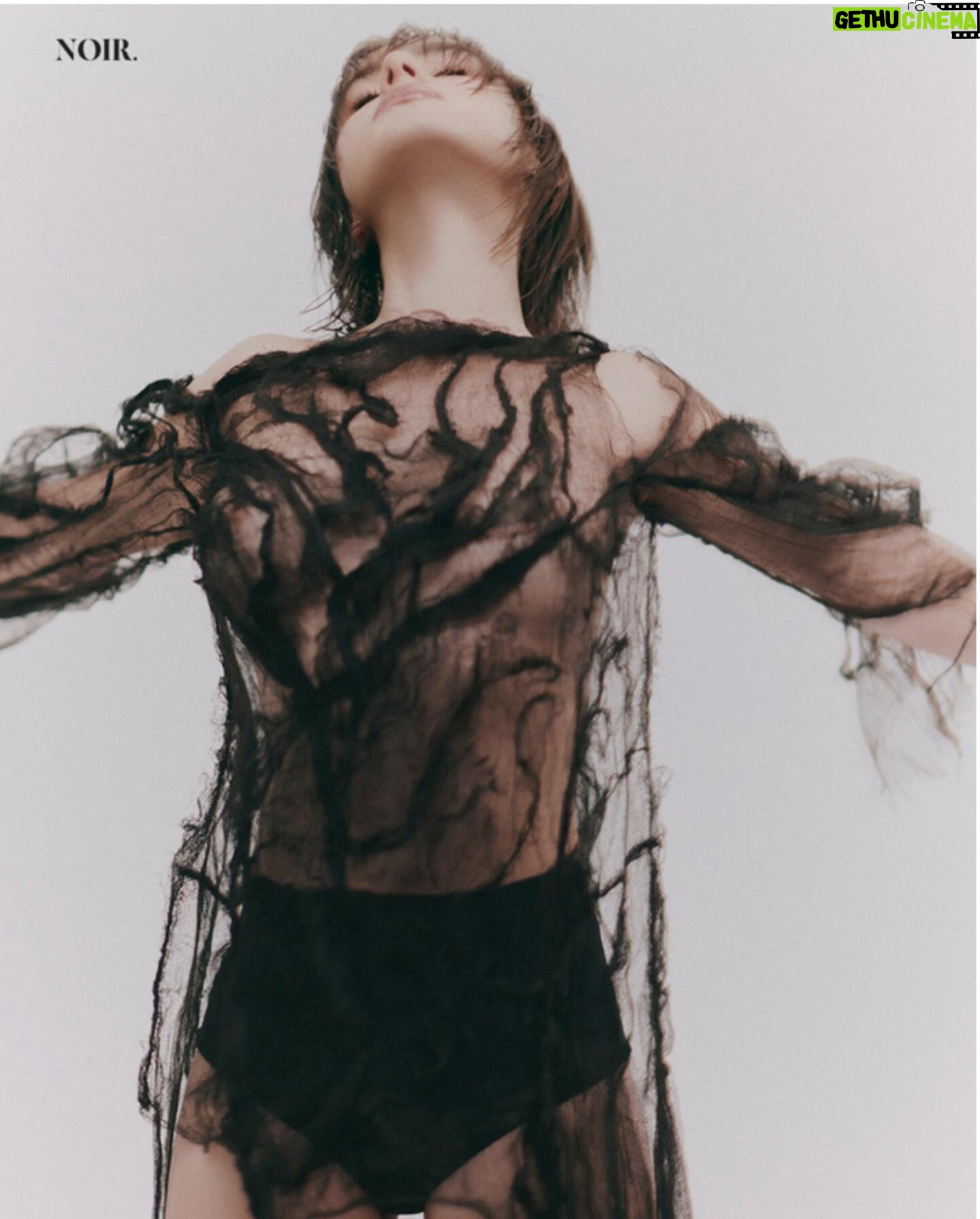Clara Galle Instagram - Un final conlleva un comienzo! Siempre🖤 Gracias! @_noirmagazine , qué ganas de visitar México.🗝️
Menudo equipo!!!!!
📸: @alvarogracia
Asistente de Fotografía: @cecilia_armand_ugon
Directora de Arte / Producción: @008anadmoda800
Director/DP/Editor de Video: @_imsquid
Estilismo: @_freddyalonso (te quiero✨)
Maquillaje y Peinado: @pablomaciasr para @armanibeauty 🌷
Entrevista: @isamar.jpg
Director Editorial: @gerardangulo
Love u @cramtalent 🖤