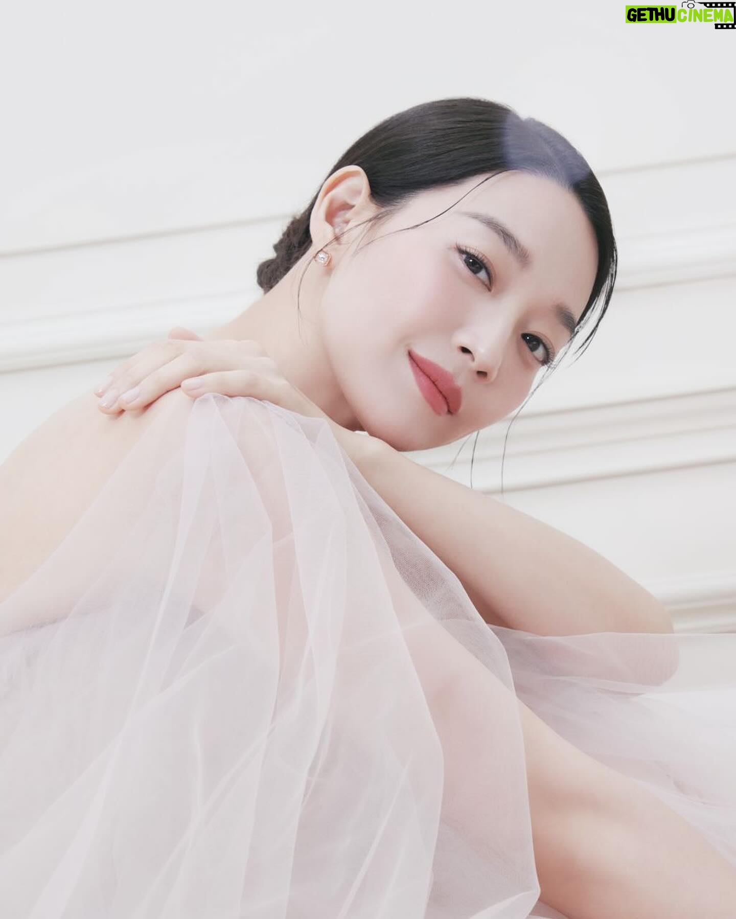 Shin Min-a Instagram - We are beyond thrilled to announce that the iridescent Shin Min-a will be joining CPB as our newest radiant brand ambassador! Effortlessly embodying the essence of CPB with her exceptional talent, undeniable elegance and uncompromising commitment to excellence, welcome to the family, @illusomina ❤️