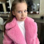 Kristina Asmus Instagram - Я не могу поверить…. 10 лет!!!! 😳 Боже, тебе исполнилось 10 лет… 💔 Твой первый большой юбилей. И какой-то важный рубеж. Я сегодня очень много вспоминаю свою материнскую траекторию))) - когда родила тебя, когда по-настоящему осознала это, когда поняла, что ты отдельная личность и как важно для меня считаться с твоими чувствами во всём ✨
У меня очень крутая дочь. Да, у неё нет выдающихся успехов в учёбе, спорте или ещё чём-то, она обычный подросток со своими нехочунумааам, но она очень объёмная личность. Очень. 
Настя (схожу с ума от этого имени), ты не перестаёшь удивлять меня каждый день. В тебе так много любви, эмпатии и удивительного для твоего возраста анализа. Ты красивей и лучше меня, ты чище и бесстрашней. У нас невероятная связь и я сделаю всё, чтобы сохранить это. Спасибо за твою нежность и за то, что для тебя поцелуи и объятия с родителями - не кринге 😅, а тоже важный энергообмен. Мне так повезло с тобой, постараюсь не подвести)) А ещё…рядом с тобой я чувствую себя в абсолютной безопасности. Я люблю тебя, С Днём рождения, дочка!!! 🌸🪅