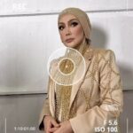 Erra Fazira Instagram - The Masked Singer Malaysia ep4
.
Another fun ride with abg, adik & kakak 😅 
Kali ni semua sepakat n guess what?!! 
WE WERE RIGHT!!! 🤪😆💃🕺🏼💃🕺🏼.
.
Thank you my introvert team 😆🩷
👗 @lumiereconcept 
💄 @kasihcicie 
🧕 @thelikeyuti 
🦸🏻 @sharendrarazak 
🦸🏻‍♀️ @e.l.a.i.n.e78