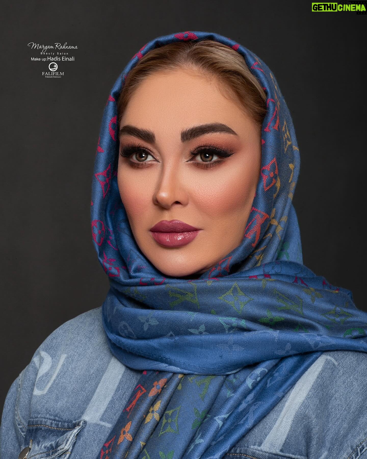 Elham Hamidi Instagram - .
درست میشود …
آفتاب می تابد
شاخه ها جوانه می زنند
و تمامِ شکوفه های در انتظار , متولد خواهند شد..
نور حتی اگر به قدرِ روزنه ای باشد
و بهار، هزار هزار زمستان را سبز می کند.
.
.
ممنون از حدیث عزیزم بابت میکاپ زیبایی که انجام دادن ❤️🙏🏻
@hadiseinali
.
.
.
#امید #زمستان #بهار #خورشید