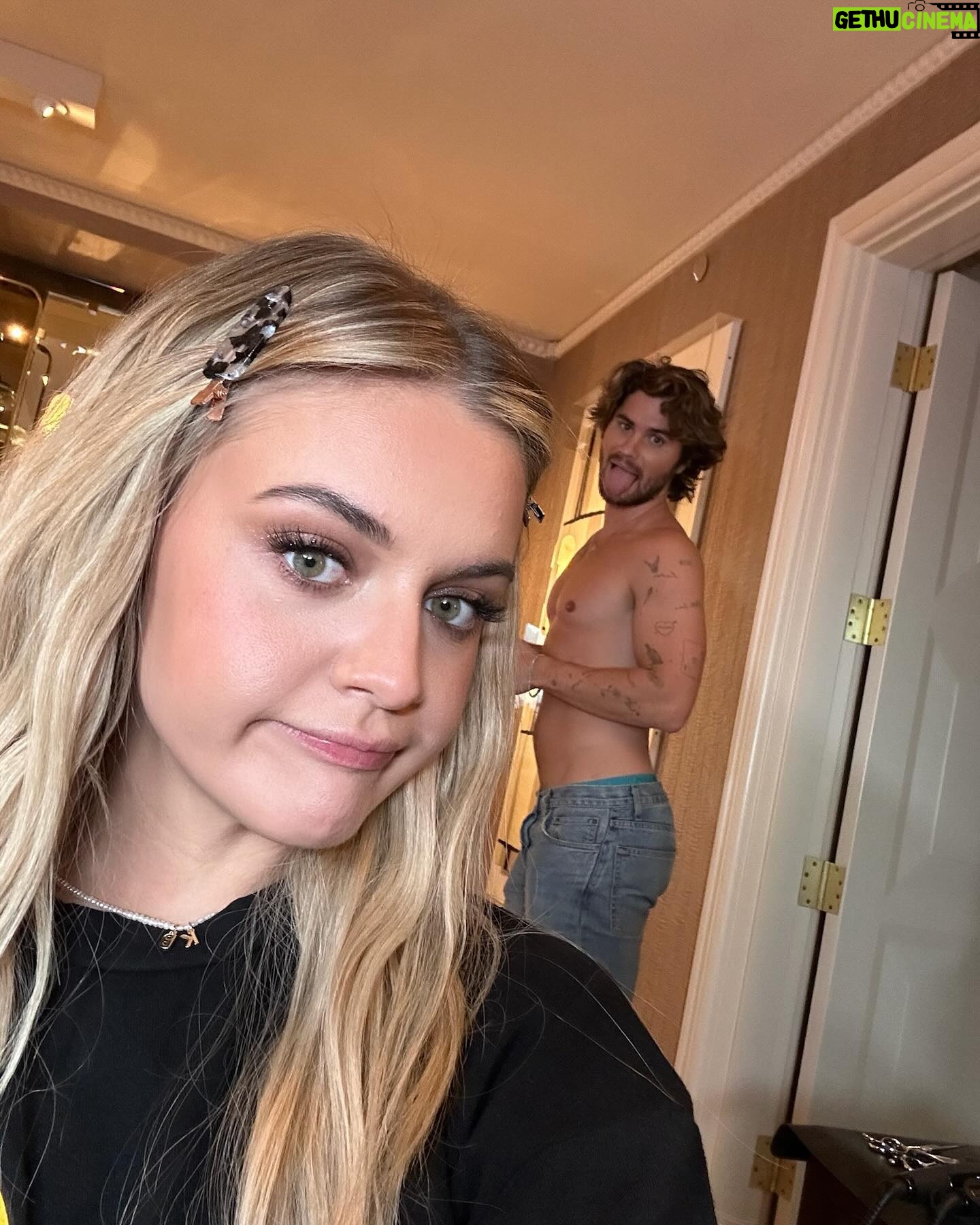 Kelsea Ballerini Instagram - a whole trip around the sun with my bestie. @hichasestokes thanks for making me write love songs. 🤍