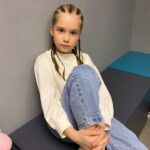 Kristina Asmus Instagram - Я не могу поверить…. 10 лет!!!! 😳 Боже, тебе исполнилось 10 лет… 💔 Твой первый большой юбилей. И какой-то важный рубеж. Я сегодня очень много вспоминаю свою материнскую траекторию))) - когда родила тебя, когда по-настоящему осознала это, когда поняла, что ты отдельная личность и как важно для меня считаться с твоими чувствами во всём ✨
У меня очень крутая дочь. Да, у неё нет выдающихся успехов в учёбе, спорте или ещё чём-то, она обычный подросток со своими нехочунумааам, но она очень объёмная личность. Очень. 
Настя (схожу с ума от этого имени), ты не перестаёшь удивлять меня каждый день. В тебе так много любви, эмпатии и удивительного для твоего возраста анализа. Ты красивей и лучше меня, ты чище и бесстрашней. У нас невероятная связь и я сделаю всё, чтобы сохранить это. Спасибо за твою нежность и за то, что для тебя поцелуи и объятия с родителями - не кринге 😅, а тоже важный энергообмен. Мне так повезло с тобой, постараюсь не подвести)) А ещё…рядом с тобой я чувствую себя в абсолютной безопасности. Я люблю тебя, С Днём рождения, дочка!!! 🌸🪅