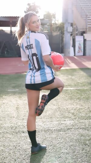 Kinsey Wolanski Instagram - What’s your favorite sport? ⚽️ 

#soccer #futbol #messi #worldcup #championsleague