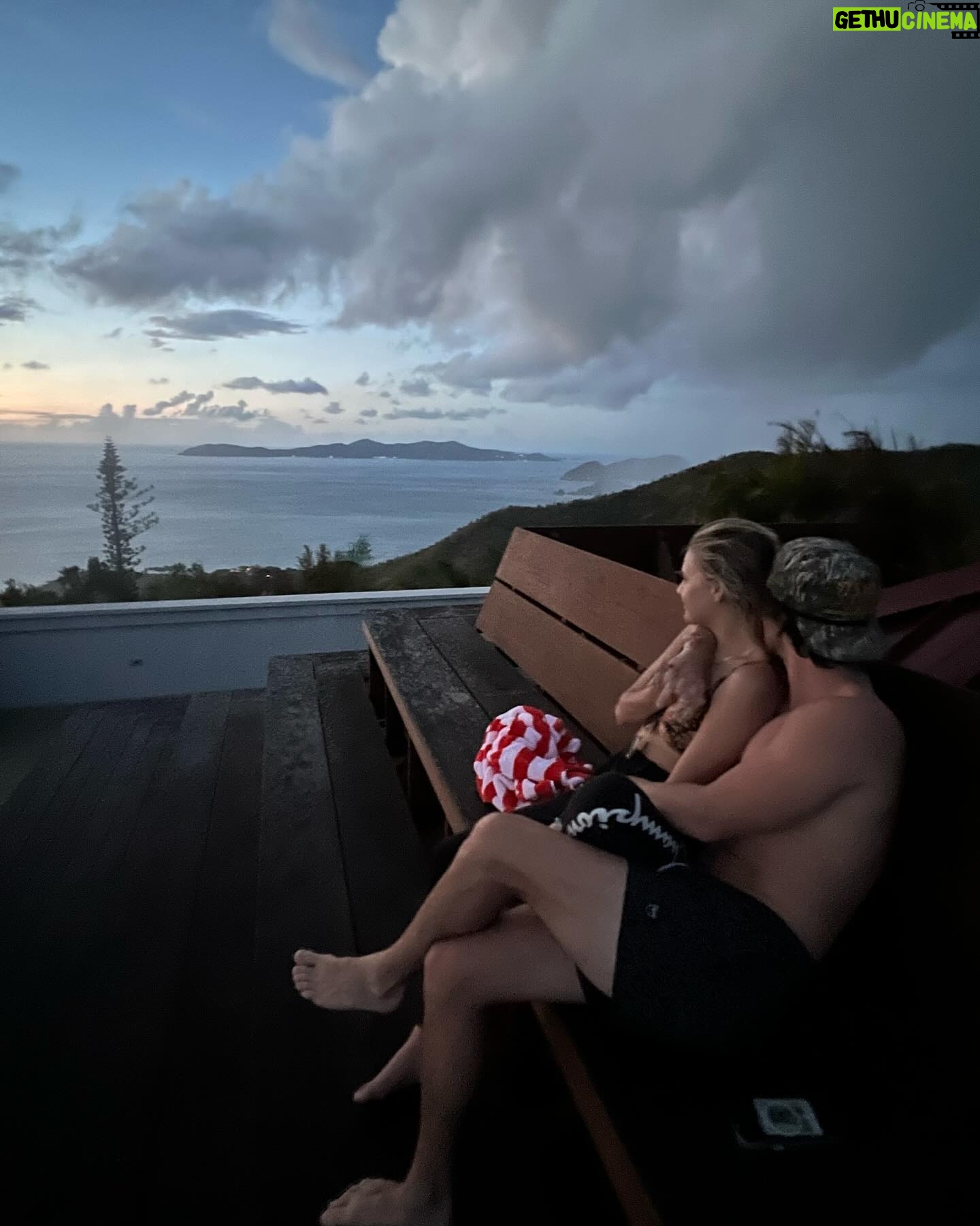Kelsea Ballerini Instagram - a whole trip around the sun with my bestie. @hichasestokes thanks for making me write love songs. 🤍