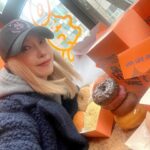 Gong Min-ji Instagram - 설레고 즐겁고 달콤하고 감각적이고 
힙 했던 하루😍
@oldferrydonut @niceweather.seoul @modernasiannoodleservice 
삼단콤보로 저격당한날💘💘 
햅삐이이이😋
My Big brother 
@royjschoi 👍🏻👍🏻