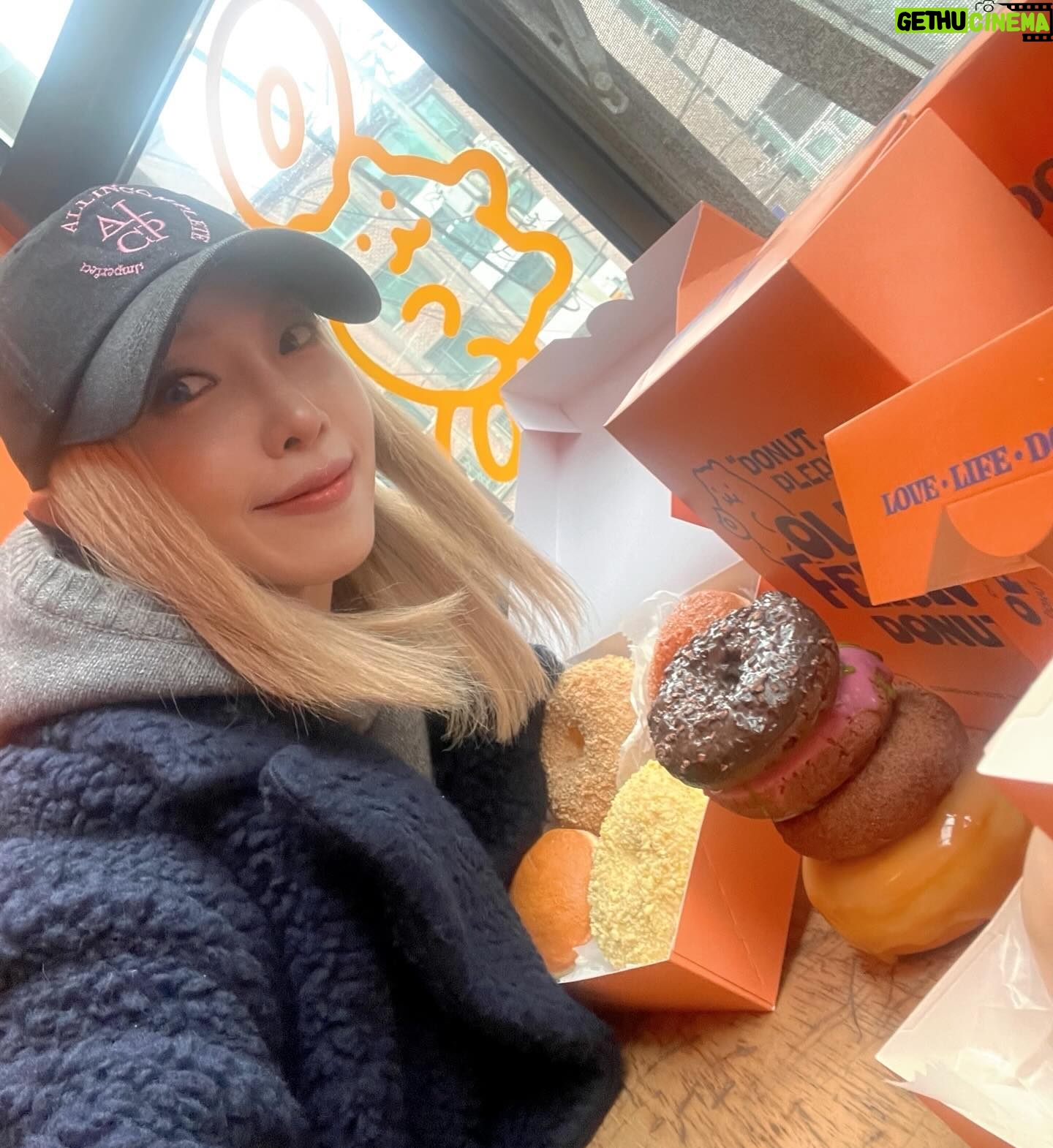 Gong Min-ji Instagram - 설레고 즐겁고 달콤하고 감각적이고
힙 했던 하루😍
@oldferrydonut @niceweather.seoul @modernasiannoodleservice
삼단콤보로 저격당한날💘💘
햅삐이이이😋
My Big brother
@royjschoi 👍🏻👍🏻