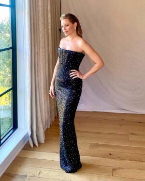 Elizabeth Banks Instagram - Off to present at the @goldenglobes in @dolcegabbana 🖤 Tune in at 8 ET | 5 PT on @cbstv and stream on @ParamountPlus #GoldenGlobes

Styling: @erinwalshstyle 
Hair: @claytonhawkins
Hair assist: @travyboyhair
Makeup: @adambreuchaud
Dress: @dolcegabbana
Jewelry: @messika