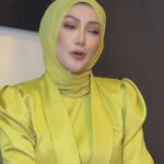 Erra Fazira Instagram - DIA ERRA FAZIRA 

Booking For Makeup: 0193495383

Makeup products : 

Makeup base : Charlotte Tiibury spf 50 ,Nars,Mac,Bobbi Brown.

Concealer : Cle De peau ,Nars,Mac,Makeup Forever,Dior.

Foundation: Charlotte Tilbury Airbrush flawless 

Powder : Laura Mercier , Makeup Forever,Bobbi brown,Charlotte Tilbury

Eye shadow: Nars ,Dior, Mac,Bobbi Brown ,charlotte Tilbury,Natasha Denona,Patrick Ta,Juvia’s,Pat Mcgrath Labs.

Blusher : Patrick Ta, Dior, Mac,Nars

Lipstick: Makeup Forever, Mac, Dior,Sephora,fenty,Armani,Gucci, Nars.