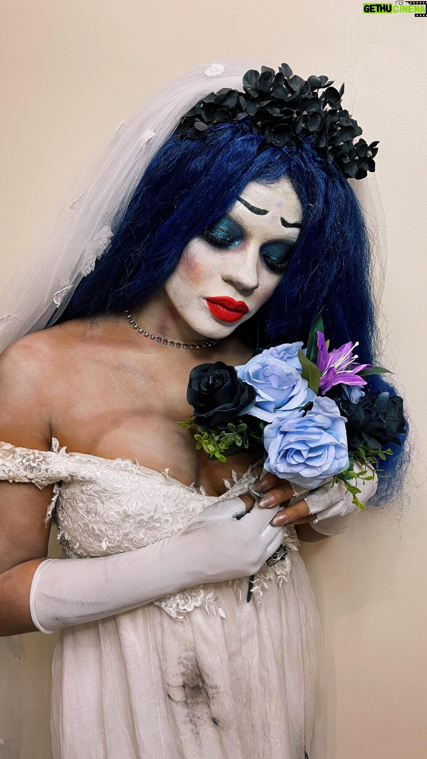 Juliana Alves Instagram - Minha sexta feira 13 foi assim!
De Noiva Cadáver, da animação de Tim Burton.
Muita arte pra celebrar esse cara que cuida e reúne muita gente boa!
@drgilmarfrancisco
👰🏽♀️💀👻🎃🐈⬛🔮
Make @paulacrismakup
Hair @_suelenpaiva
#halloween #sexta13 #trickortreat #docurasoutravessuras #noivacadaver