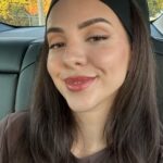 Sheryl Rubio Instagram – La falta de educación con respecto a este tema ha hecho que mucha gente no logre identificar y conectar con sus emociones. Aunque las estadísticas dicen que ahora hay más personas deprimidas, no significa que antes no existiera. La ignorancia y la escasez de información es la que ha hecho que hoy mucha más gente haya logrado identificar sus emociones. El sistema educativo es bastante precario en este tema por lo cual nos deja a nosotros y a nuestros papás la responsabilidad de poder darle nombre a estas emociones y estados anímicos que pueden afectar nuestro rendimiento. Parejas reprimidas en emociones que eventualmente se convierten en padres y van pasando esto de generación en generación. Falta de amor y comprensión en niños, niños que serán el futuro y el comienzo de nuevas generaciones. Una de las cosas que más me motiva a querer ser una mejor versión de mi es el futuro de mis bebés. Quiero ser una buena mamá, quiero romper patrones. Quiero escuchar y quiero también ser escuchada. Y no se trata de alcanzar la perfección, se trata de querer ser un poquito mejor todos los días y bebé que vea a su mami y papi o solo mami o solo papi, feliz; con sus defectos y virtudes porque de nuevo (nadie es perfecto), bebé que va a ser un gran hombre y una gran mujer. ❤️ aquí les dejé un pedacito de lo que hablamos en mi último video de YouTube, quiero que todos aprendamos un poquito más y que tengamos más conciencia en el impacto que podemos tener en la gente que nos rodea.