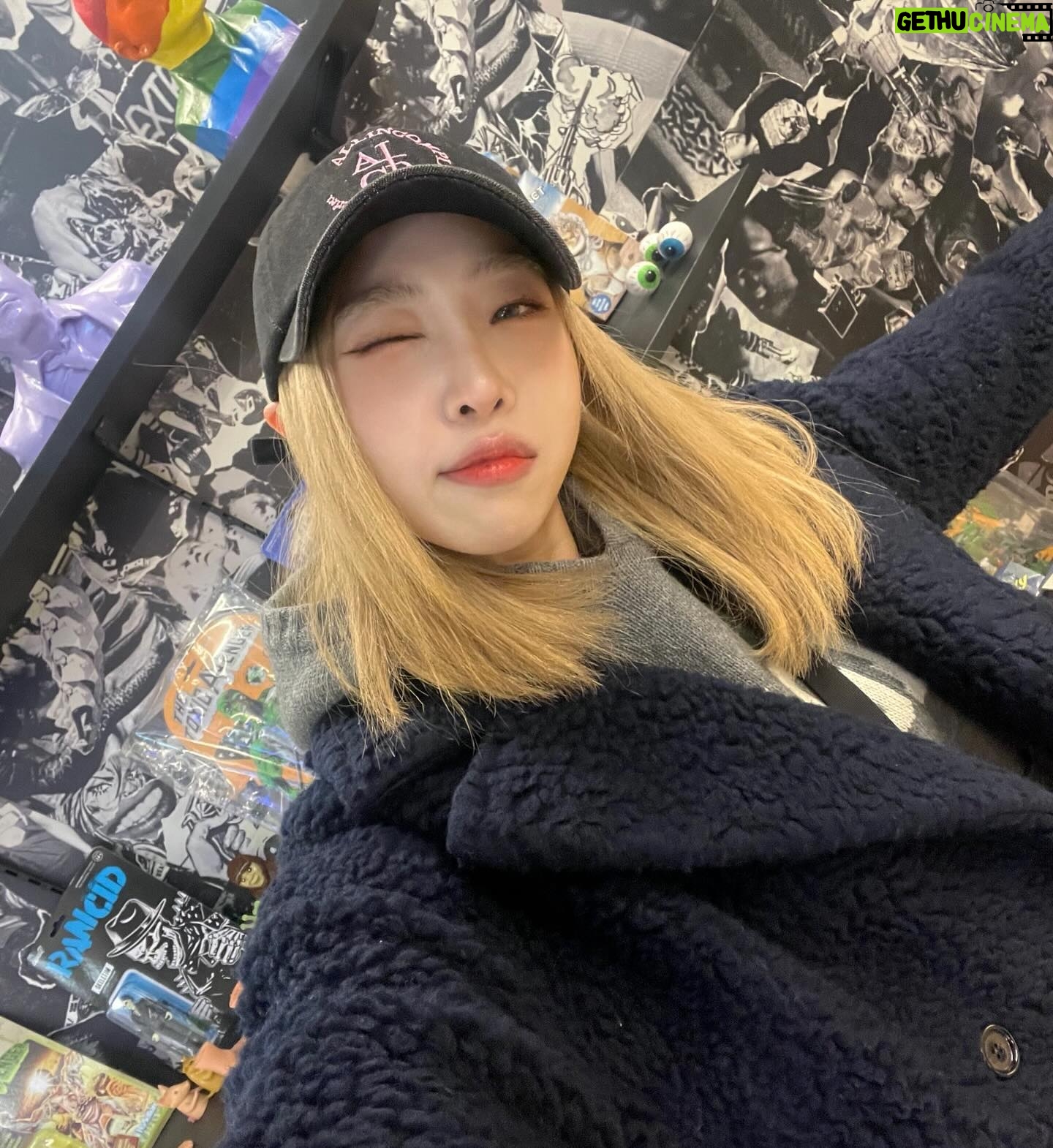 Gong Min-ji Instagram - 설레고 즐겁고 달콤하고 감각적이고
힙 했던 하루😍
@oldferrydonut @niceweather.seoul @modernasiannoodleservice
삼단콤보로 저격당한날💘💘
햅삐이이이😋
My Big brother
@royjschoi 👍🏻👍🏻