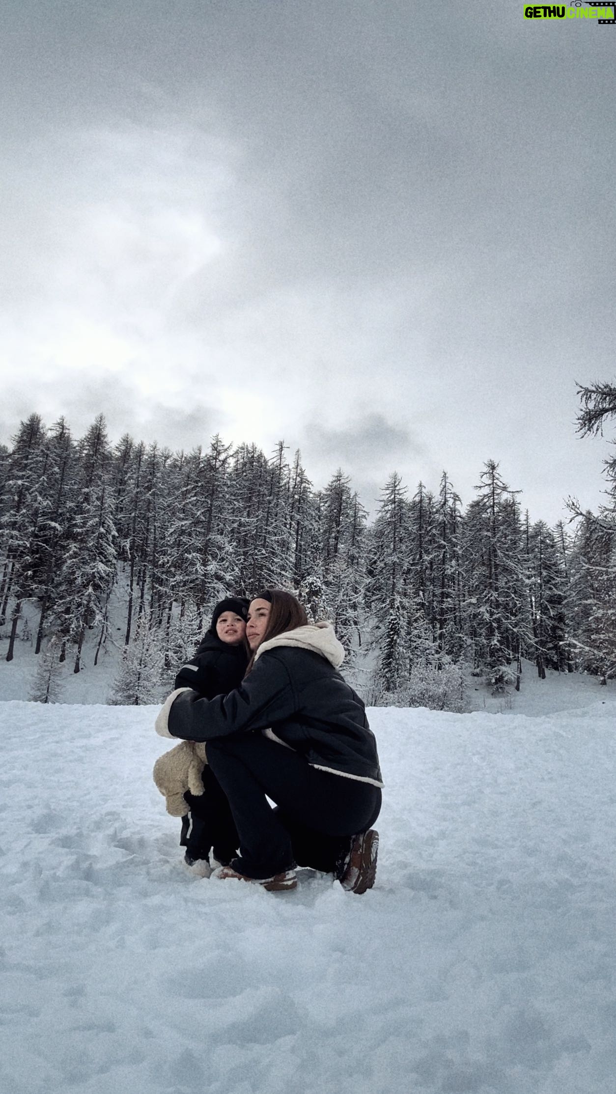 Stéphanie Durant Instagram - Snow season , family & tartiflette ❄️🎿🫕🫶🏼
Un petit week end au ski et les premiers pas au ski pour Loann 💙 Il a grave aimé ! Hâte d’y retourner l’année prochaine ! A quel âge vos enfants ont commencé à skier ?