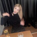 Gong Min-ji Instagram - 끊임없는 변화 속에서도 사람의 한결같음에 
감동하는 나이로 저물어갈 때😊
곁을 내어주고, 결을 섞을 수 있는 당신이 있어
감사합니다❤️ @www_my_eun 
#생일주간 #원래생일은한달내내 #생일1탄