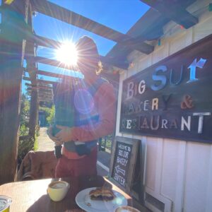 Bonnie Wright Instagram - Our first family holiday 🥹 wading through freezing cold creeks to empty beaches with sandy toes, golden sunsets, cozy in bed together with a crackling fire and bright stars above us, morning misty rain soothed by croissants dipped in hot frothy coffees and a side of breast milk 

🏠 @deetjensbigsurinn 
🥐 @bigsurbakery 
🍷 @nepenthe.bigsur