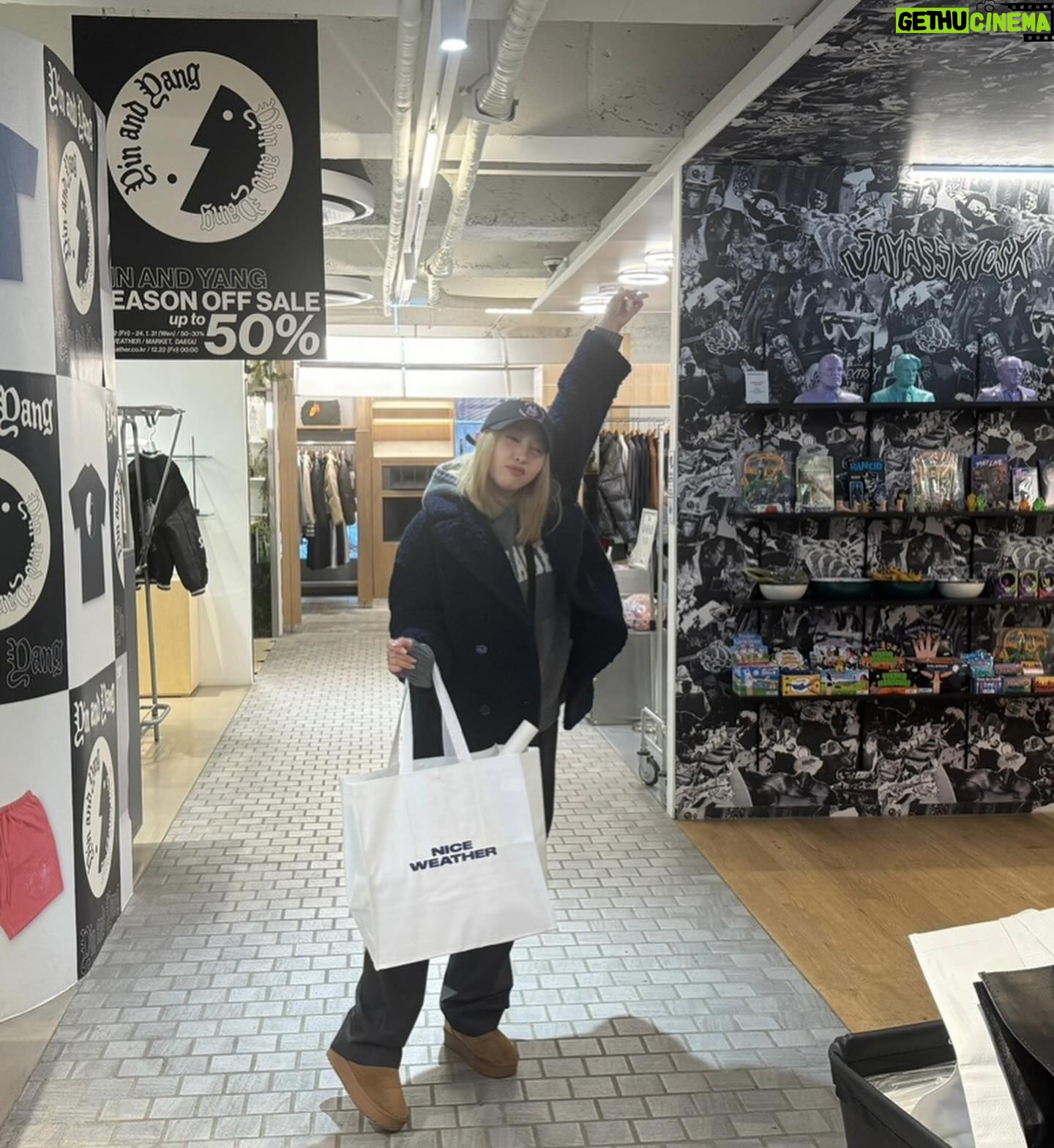 Gong Min-ji Instagram - 설레고 즐겁고 달콤하고 감각적이고
힙 했던 하루😍
@oldferrydonut @niceweather.seoul @modernasiannoodleservice
삼단콤보로 저격당한날💘💘
햅삐이이이😋
My Big brother
@royjschoi 👍🏻👍🏻