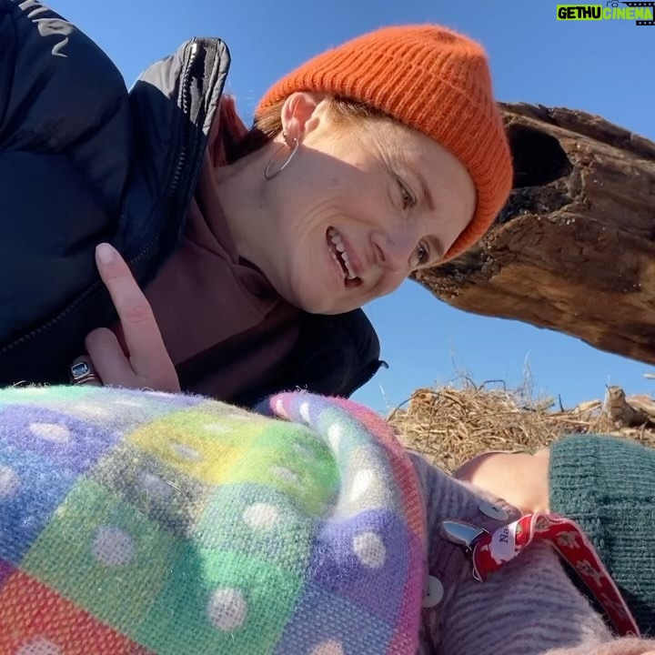 Bonnie Wright - 128.7K Likes - Our first family holiday 🥹 wading through freezing cold creeks to empty beaches with sandy toes, golden sunsets, cozy in bed together with a crackling fire and bright stars above us, morning misty rain soothed by croissants dipped in hot frothy coffees and a side of breast milk
🏠 @deetjensbigsurinn
🥐 @bigsurbakery
🍷 @nepenthe.bigsur