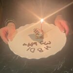 Gong Min-ji Instagram - 끊임없는 변화 속에서도 사람의 한결같음에 
감동하는 나이로 저물어갈 때😊
곁을 내어주고, 결을 섞을 수 있는 당신이 있어
감사합니다❤️ @www_my_eun 
#생일주간 #원래생일은한달내내 #생일1탄
