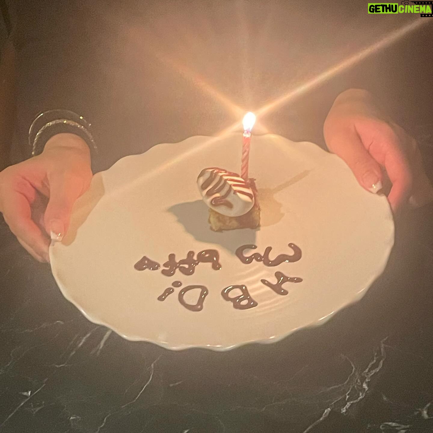 Gong Min-ji Instagram - 끊임없는 변화 속에서도 사람의 한결같음에
감동하는 나이로 저물어갈 때😊
곁을 내어주고, 결을 섞을 수 있는 당신이 있어
감사합니다❤️ @www_my_eun
#생일주간 #원래생일은한달내내 #생일1탄