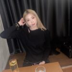 Gong Min-ji Instagram - 끊임없는 변화 속에서도 사람의 한결같음에 
감동하는 나이로 저물어갈 때😊
곁을 내어주고, 결을 섞을 수 있는 당신이 있어
감사합니다❤️ @www_my_eun 
#생일주간 #원래생일은한달내내 #생일1탄