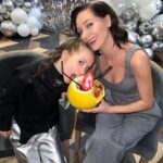 Kristina Asmus Instagram - Кристина Асмус и Гарик Харламов воссоединились ради дня рождения дочери. Они выглядели счастливыми рядом с красавицей-дочкой и с удовольствием позировали вместе. Как сообщается, мероприятие проходило в закрытом формате в самом масштабном развлекательном парке Москвы. На нём присутствовали семьи в полном составе с обеих сторон и друзья юной наследницы. Заметим, что никого из вторых половинок бывших супругов на празднике замечено не было.
Дочь шоумена и актрисы поразила публику снимками в стильном образе. Напомним, 5 января Анастасии исполнилось 10 лет. Фанаты оценили фотографии воссоединившейся семьи и буквально завалили соцсети Асмус комментариями: «Какая пара», «Эх, жалко распалась», «Так приятно видеть вас вместе», «Я одна рассчитывала на шокирующую новость, пока не прочитала подпись?».
Ранее мы писали, что Кристина Асмус на сутки позже бывшего мужа поздравила дочь с юбилеем.