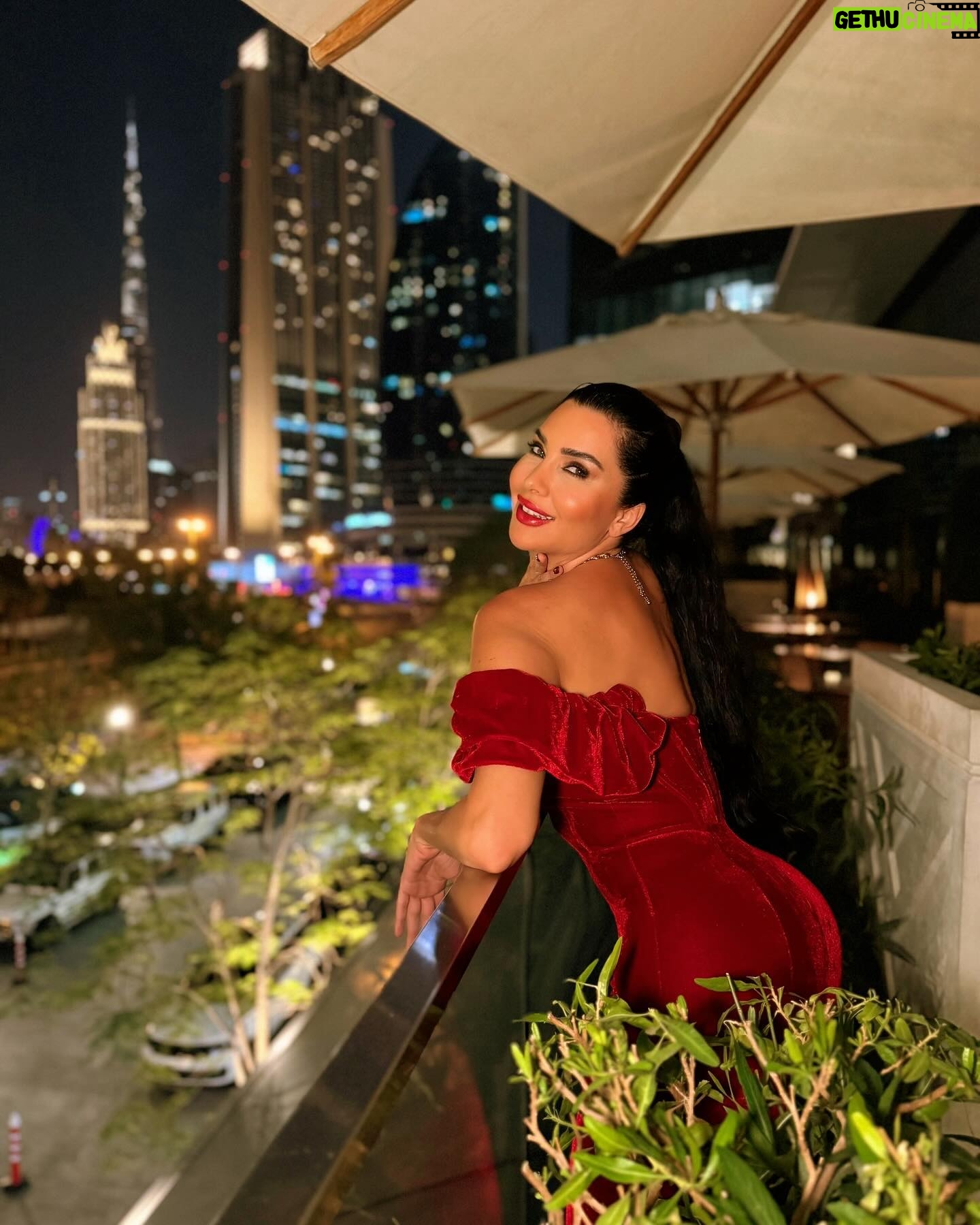 Lamitta Frangieh Instagram - Soirée en rouge..
.
.
.
#dubai #downtowndubai #dinner #rouge #january #winterseason #lamittafrangieh #theartsclubdubai