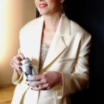 Elizabeth Banks Instagram - Stepping into the long weekend with some @archerroosewines ✨