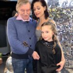 Kristina Asmus Instagram - Кристина Асмус и Гарик Харламов воссоединились ради дня рождения дочери. Они выглядели счастливыми рядом с красавицей-дочкой и с удовольствием позировали вместе. Как сообщается, мероприятие проходило в закрытом формате в самом масштабном развлекательном парке Москвы. На нём присутствовали семьи в полном составе с обеих сторон и друзья юной наследницы. Заметим, что никого из вторых половинок бывших супругов на празднике замечено не было.
Дочь шоумена и актрисы поразила публику снимками в стильном образе. Напомним, 5 января Анастасии исполнилось 10 лет. Фанаты оценили фотографии воссоединившейся семьи и буквально завалили соцсети Асмус комментариями: «Какая пара», «Эх, жалко распалась», «Так приятно видеть вас вместе», «Я одна рассчитывала на шокирующую новость, пока не прочитала подпись?».
Ранее мы писали, что Кристина Асмус на сутки позже бывшего мужа поздравила дочь с юбилеем.