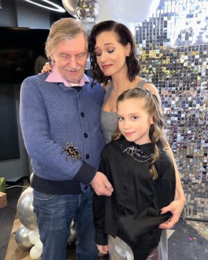 Kristina Asmus Instagram - Кристина Асмус и Гарик Харламов воссоединились ради дня рождения дочери. Они выглядели счастливыми рядом с красавицей-дочкой и с удовольствием позировали вместе. Как сообщается, мероприятие проходило в закрытом формате в самом масштабном развлекательном парке Москвы. На нём присутствовали семьи в полном составе с обеих сторон и друзья юной наследницы. Заметим, что никого из вторых половинок бывших супругов на празднике замечено не было.
Дочь шоумена и актрисы поразила публику снимками в стильном образе. Напомним, 5 января Анастасии исполнилось 10 лет. Фанаты оценили фотографии воссоединившейся семьи и буквально завалили соцсети Асмус комментариями: «Какая пара», «Эх, жалко распалась», «Так приятно видеть вас вместе», «Я одна рассчитывала на шокирующую новость, пока не прочитала подпись?».
Ранее мы писали, что Кристина Асмус на сутки позже бывшего мужа поздравила дочь с юбилеем.