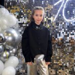 Kristina Asmus Instagram - Кристина Асмус и Гарик Харламов воссоединились ради дня рождения дочери. Они выглядели счастливыми рядом с красавицей-дочкой и с удовольствием позировали вместе. Как сообщается, мероприятие проходило в закрытом формате в самом масштабном развлекательном парке Москвы. На нём присутствовали семьи в полном составе с обеих сторон и друзья юной наследницы. Заметим, что никого из вторых половинок бывших супругов на празднике замечено не было.
Дочь шоумена и актрисы поразила публику снимками в стильном образе. Напомним, 5 января Анастасии исполнилось 10 лет. Фанаты оценили фотографии воссоединившейся семьи и буквально завалили соцсети Асмус комментариями: «Какая пара», «Эх, жалко распалась», «Так приятно видеть вас вместе», «Я одна рассчитывала на шокирующую новость, пока не прочитала подпись?».
Ранее мы писали, что Кристина Асмус на сутки позже бывшего мужа поздравила дочь с юбилеем.