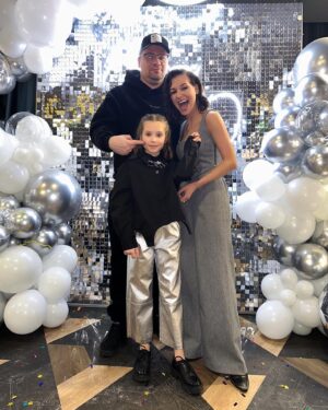 Kristina Asmus Instagram - Кристина Асмус и Гарик Харламов воссоединились ради дня рождения дочери. Они выглядели счастливыми рядом с красавицей-дочкой и с удовольствием позировали вместе. Как сообщается, мероприятие проходило в закрытом формате в самом масштабном развлекательном парке Москвы. На нём присутствовали семьи в полном составе с обеих сторон и друзья юной наследницы. Заметим, что никого из вторых половинок бывших супругов на празднике замечено не было.
Дочь шоумена и актрисы поразила публику снимками в стильном образе. Напомним, 5 января Анастасии исполнилось 10 лет. Фанаты оценили фотографии воссоединившейся семьи и буквально завалили соцсети Асмус комментариями: «Какая пара», «Эх, жалко распалась», «Так приятно видеть вас вместе», «Я одна рассчитывала на шокирующую новость, пока не прочитала подпись?».
Ранее мы писали, что Кристина Асмус на сутки позже бывшего мужа поздравила дочь с юбилеем.