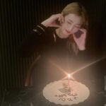 Gong Min-ji Instagram - 끊임없는 변화 속에서도 사람의 한결같음에 
감동하는 나이로 저물어갈 때😊
곁을 내어주고, 결을 섞을 수 있는 당신이 있어
감사합니다❤️ @www_my_eun 
#생일주간 #원래생일은한달내내 #생일1탄