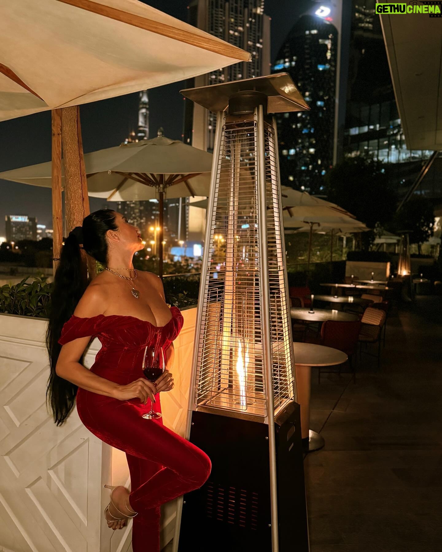 Lamitta Frangieh Instagram - Soirée en rouge..
.
.
.
#dubai #downtowndubai #dinner #rouge #january #winterseason #lamittafrangieh #theartsclubdubai