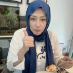 Erra Fazira Instagram - Dari sehari ke sehari dok ngidam nak try CHILI OIL by @angah_lawaking ni.. Alhamdulillah akhirnya dapat jugak!! 
.
Saja nak share dgn korang semua.. sebab barang baek!! Meeeemmmmaangggg sedap!! 👍🏻👍🏻 Sdap sungguh walhal makan dengan  telur goreng je kot.. 🫣😅 Ke saya lapar sangat?!! 🧐😆 Tapi joke aside.. kena dengan selera saya! Mantap n bole beli lagi chili oil Angah ni!
Korang kalau nak try.. bole pegi ke @taikuntaste 
Tahniah @angah_lawaking sbb buat dgn ikhlas nak bagi orang makan sedap!! Terasa sedapnya!!! 👍🏻🥰 Moga terus sukses angah!! n salam buat wifey n baby tomey 3 buyan tu!! 😍😘😘