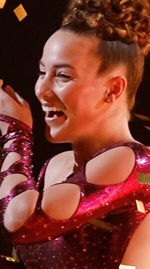 Sofie Dossi Instagram - @heidiklum's Golden Buzzer goes to... @sofiedossi!! Watch #AGT: Fantasy League Mondays 8/7c on @nbc and streaming on @peacock.