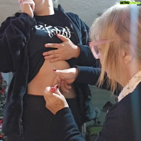 Sherlyn - 51.8K Likes - Arrancando este maravilloso viaje! No puedo sentirme más bendecida por la familia que tengo, mi mamá y mi papá que son los más emocionados, mi hermana @silviacriselle y mi sobrino @diegoaquirozg que hasta a las citas médicas me acompañan y por lo más importante en mi vida que es mi hijo @andrenuestrobebe que con su sonrisa hace magia todos los días.
Les platico que estoy en las semanas de estimulacion para la extracción de óvulos, poco nos hablan de la importancia de congelar vida a tiempo, cada día escuchamos " embarazate a los 40" " los 40's son los nuevos 20's" pero la realidad es que si bien es cierto que entre más grandes más estabilidad emocional y económica tenemos, menos fertilidad. La ciencia está aquí, los avances están aquí y la información es también un acto de amor profundo.
Son semanas de hormonas, piquetes, estudios,miedos, pero también de saber que puede crecer mi familia y que lo vamos a hacer de la mano de mi grupo de médicos encabezado por mi adorado @ecervantesbravo y @_cdelaf_ que han estado cuidándome y acompañándome desde mi embarazo y fueron los encargados de traer a @andrenuestrobebe a este maravilloso mundo.
No puedo decirles que va a pasar por que Dios no revela sus planes, pero si se da la bendición de tener otro bebe les prometo que crecerá con todo el amor del mundo como ha crecido Andre nuestro bebé!
A ti que me estas leyendo y no tienes pareja o quieres darte más años para trabajar, viajar, fiesta, encontrar al amor de tu vida antes de tener bebes, congela tus óvulos!