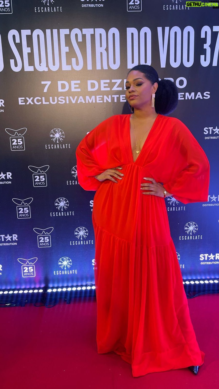 Juliana Alves Instagram - Pega esse grande momento da exibição de “O Sequestro do Voo 375” na Gala de Encerramento do Festival do Rio!
Eletrizante e emocionante! Esse filme é algo inédito, que eleva o nosso cinema nacional. Que orgulho fazer parte disso!
Noite de celebração e com elenco, diretores, produção e queridos amigos.
Em breve trago mais desse projeto incrível pra vocês.
Obrigada, @cibelesantacruz.elenco , @ilanabrakarz , @marcusbaldini , @estudioescarlate e @starplusbr 🎥💜❤️✨✨✨
