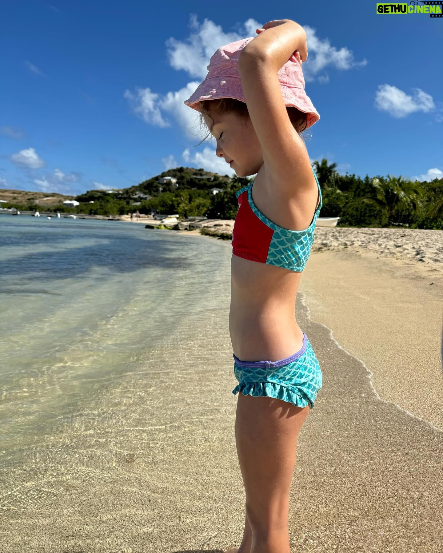 Jésica Cirio Instagram - Foto dump de ✨2️⃣0️⃣2️⃣4️⃣✨
1. 💛 Noche de Brillos @marcelo.zanek
2. Mi sirenita 🧜🏻♀️ 🌊🐟
3. 👙
4. Playita siempre 🏖️
5. Juntas 🥰
6. La bella durmiente 😴
7. El cafe del 2024 ☕️
8. Selfie 🛀
9. Modo Aqua woman 🤣