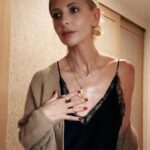 Sarah Michelle Gellar Instagram - Holding on to that tan and my  special ohana necklace (ohana is family in Hawaiin 🌺)