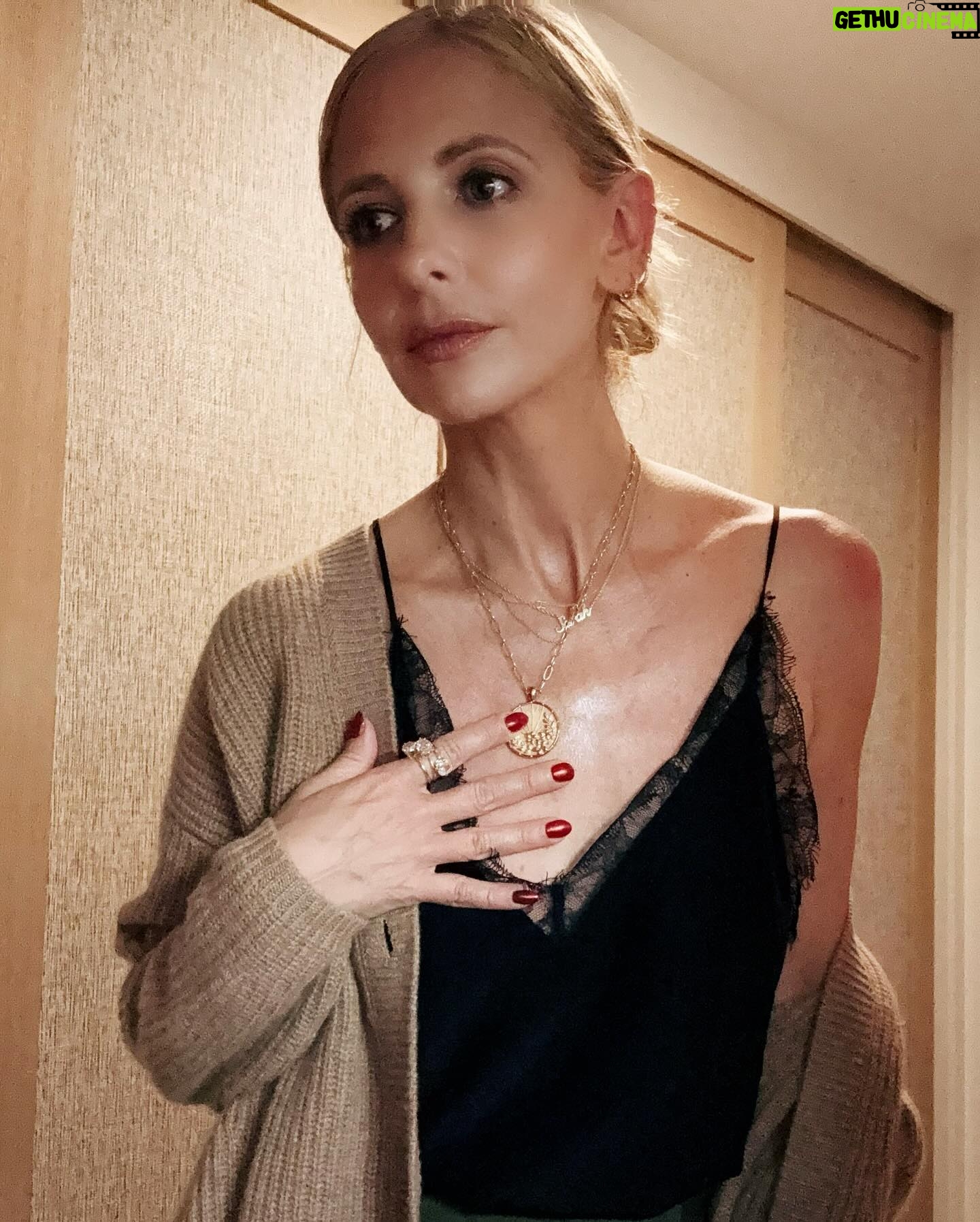 Sarah Michelle Gellar Instagram - Holding on to that tan and my special ohana necklace (ohana is family in Hawaiin 🌺)