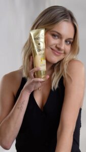 Kelsea Ballerini Instagram - healing era, healthy hair 🤍 so excited to share the products that have worked wonders on my hair these past 12 weeks ✨ NEW @Pantene Pro-V Miracles Bond Repair Shampoo and Miracle Rescue Deep Conditioner with Pro-V Melting Pearls. #IYKYK #PantenePartner