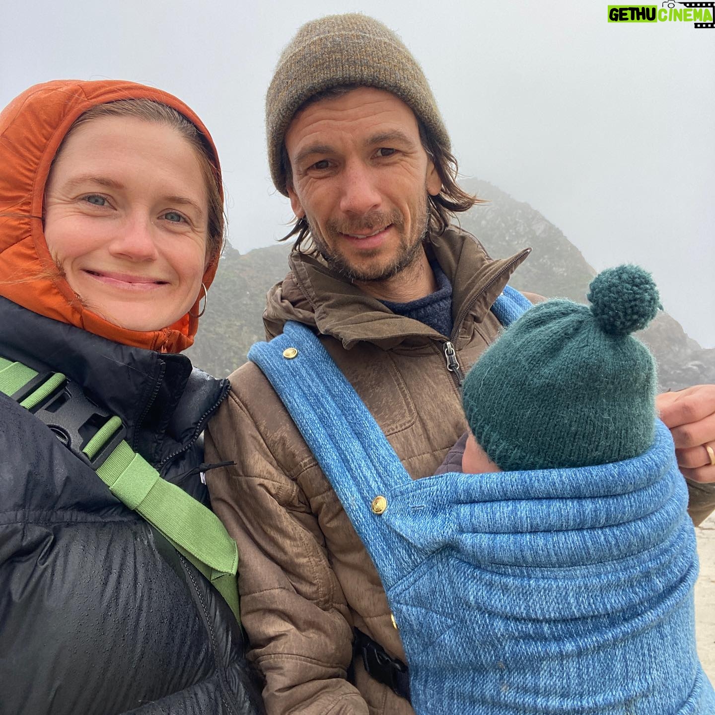Bonnie Wright - 128.7K Likes - Our first family holiday 🥹 wading through freezing cold creeks to empty beaches with sandy toes, golden sunsets, cozy in bed together with a crackling fire and bright stars above us, morning misty rain soothed by croissants dipped in hot frothy coffees and a side of breast milk
🏠 @deetjensbigsurinn
🥐 @bigsurbakery
🍷 @nepenthe.bigsur