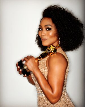 Angela Bassett Instagram - Hey Everybody you good? You know I am!
📸 & 🎨: @dandremichael 💇🏾‍♀️: @hairjunkierandy 👗: @jlynnstyle18 & @dolcegabbana 💎:@gismondi1754💪🏾:@getfitbyrob ♥️: @courtneybvance