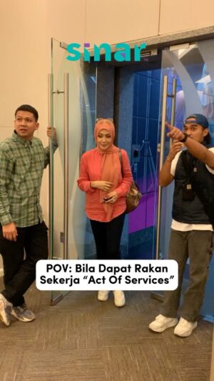 Erra Fazira Instagram - Cewah! Dia punya sweet tu kemain eh 🤭 Siapa ada kawan kerja macam ni juga? 

#DuoSINAR 
#DuoSINARBersamaErraFazira
#TikTokSINAR
