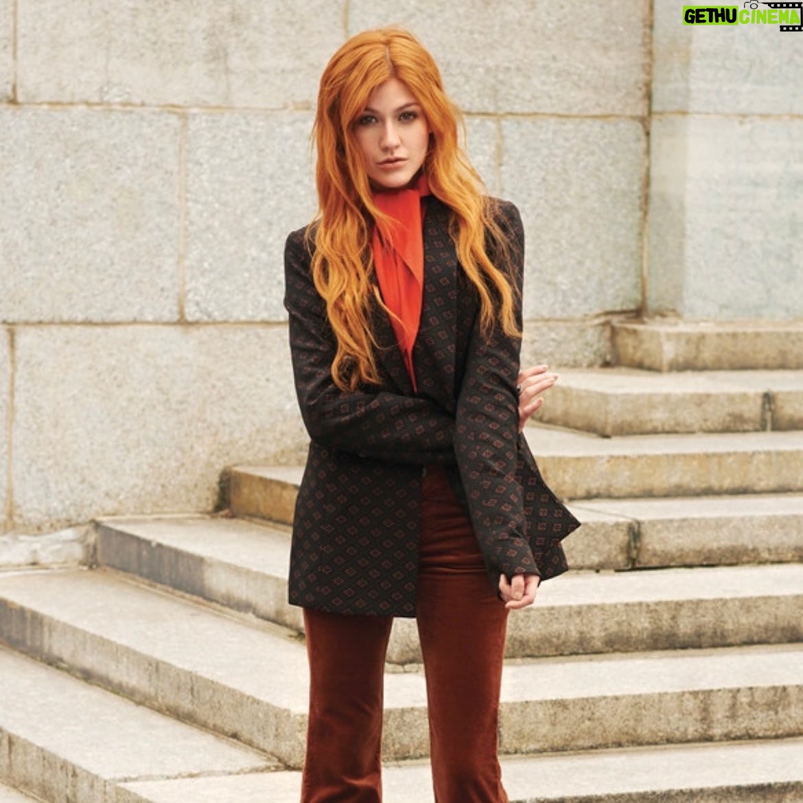 Katherine McNamara Instagram - It’s #KissAGingerDay! Choose your fighter… 💋