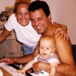 Susana Vieira Instagram – Querido Bruno, há 26 anos você veio ao mundo em Miami, cidade “Patiens” e eu tomei um avião e fui te conhecer na Maternidade!!!
Estava gravando uma novela, mas cheguei a tempo. De la pra cá, procurei estar mais perto de vocês o máximo que era possível! Você foi crescendo, estudando, jogando muito bem o futebol, sendo feliz, mas uma vez por ano nos encontrávamos em Miami, para viajar. E assim foi nossa vida, nos mares, nos cruzeiros, no Havaí , no Taiti , na ilha da Páscoa , em Paris , Londres, infinitos lugares cheios de praias e neves!!!! Lembra da gente atravessando a Cordilheira dos Andes pra Santiago e depois pra Polinésia Francesa ? E as ondas do Havaí ??? E o voo pra Turquia por acaso? Tudo muito bom, com muito amor e muita alegria !!! 
Hoje você completa 26 anos !!! Te amo muito! Você fez minha vida ter mais sentido. O Rafa também. Aprendi também o valor real da palavra SAUDADES!!!! Elas são muitas !!!!!
Daqui do Rio, feliz niver, Joe!!!! 
Wiiiii
Sua avó Susie ❤️❤️❤️❤️❤️