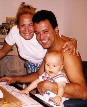 Susana Vieira Instagram - Querido Bruno, há 26 anos você veio ao mundo em Miami, cidade “Patiens” e eu tomei um avião e fui te conhecer na Maternidade!!!
Estava gravando uma novela, mas cheguei a tempo. De la pra cá, procurei estar mais perto de vocês o máximo que era possível! Você foi crescendo, estudando, jogando muito bem o futebol, sendo feliz, mas uma vez por ano nos encontrávamos em Miami, para viajar. E assim foi nossa vida, nos mares, nos cruzeiros, no Havaí , no Taiti , na ilha da Páscoa , em Paris , Londres, infinitos lugares cheios de praias e neves!!!! Lembra da gente atravessando a Cordilheira dos Andes pra Santiago e depois pra Polinésia Francesa ? E as ondas do Havaí ??? E o voo pra Turquia por acaso? Tudo muito bom, com muito amor e muita alegria !!! 
Hoje você completa 26 anos !!! Te amo muito! Você fez minha vida ter mais sentido. O Rafa também. Aprendi também o valor real da palavra SAUDADES!!!! Elas são muitas !!!!!
Daqui do Rio, feliz niver, Joe!!!! 
Wiiiii
Sua avó Susie ❤️❤️❤️❤️❤️