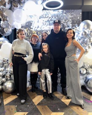 Kristina Asmus Instagram - Кристина Асмус и Гарик Харламов воссоединились ради дня рождения дочери. Они выглядели счастливыми рядом с красавицей-дочкой и с удовольствием позировали вместе. Как сообщается, мероприятие проходило в закрытом формате в самом масштабном развлекательном парке Москвы. На нём присутствовали семьи в полном составе с обеих сторон и друзья юной наследницы. Заметим, что никого из вторых половинок бывших супругов на празднике замечено не было.
Дочь шоумена и актрисы поразила публику снимками в стильном образе. Напомним, 5 января Анастасии исполнилось 10 лет. Фанаты оценили фотографии воссоединившейся семьи и буквально завалили соцсети Асмус комментариями: «Какая пара», «Эх, жалко распалась», «Так приятно видеть вас вместе», «Я одна рассчитывала на шокирующую новость, пока не прочитала подпись?».
Ранее мы писали, что Кристина Асмус на сутки позже бывшего мужа поздравила дочь с юбилеем.